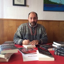 Mads Peder Norbo signerer sin roman Odins Labyrint